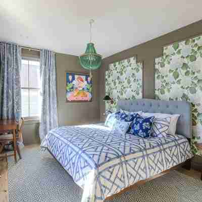 THE DELPHINE Luxury Downtown Charleston Villa, 1 Block to King + Private Pool Rooms