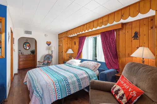 Old Town Cottonwood Cowboy Cottage - 5 min walk to Main Street + Dog-Friendly - homestay