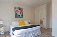 Colorful Modern Hideaway In Downtown Woodstock - AC & WiFi - Homestays