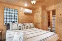 Cozy riverside cabin, hottub, fire-pit, fishing, tubing, relaxing - Hytter