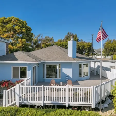 Oceanview home walking distance to beach, pier & short drive to downtown Ventura