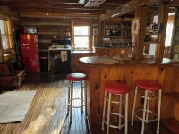 Magical Log Cabin, Streams in Private Yard, 4 Bedrooms, Pet Friendly, WiFi