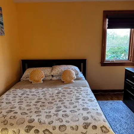 Charming Cape Cod house in Dennis Massachusetts. Pets Friendly!