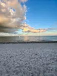 Key Biscayne Gem — Steps to Beach, Pool Views, King Bed, Parking - Wifi