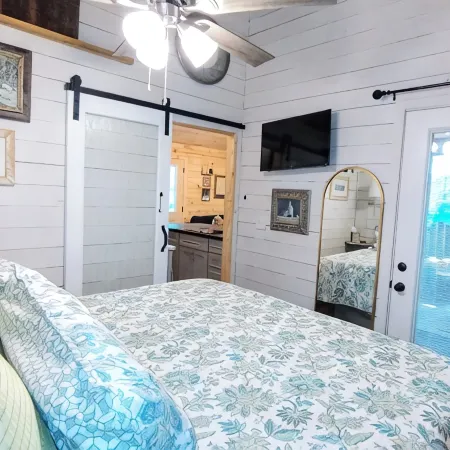 Charming NEW 2 BR Cottage, WiFi & Pet Friendly in Convenient Steele Hotels in St. Clair County