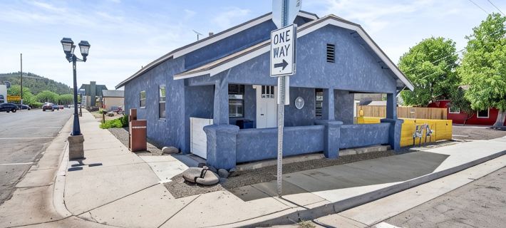 Route 66 Downtown Blue Bungalow w/Fenced Yard, AC, W/D, 4 Smart TVs, Fast Wi-Fi Các khách sạn ở Williams