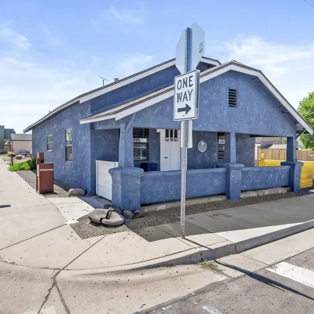Downtown Blue Bungalow w/Fully Fenced Yard, AC, W/D, 3 Smart TVs, Den, Fast WiFi
