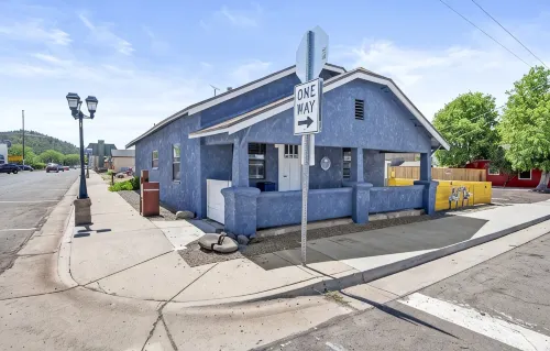 Downtown Blue Bungalow w/Fully Fenced Yard, AC, W/D, 3 Smart TVs, Den, Fast WiFi - Boutique