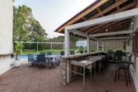The St. Paul Castle ~ Heated Pool ~ Hot Tub ~ Sauna ~ Arcade ~ Bar ~ 8BR - 4-Star