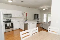 Hotty Toddy! Newly Renovated 2 Bedroom, 2 Bathroom. Walk to Grove! 1st Floor. - 2-Star