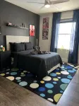 Modern Spacious 6-Bedroom - Track Season Retreat - 20 min from Track - Homestays