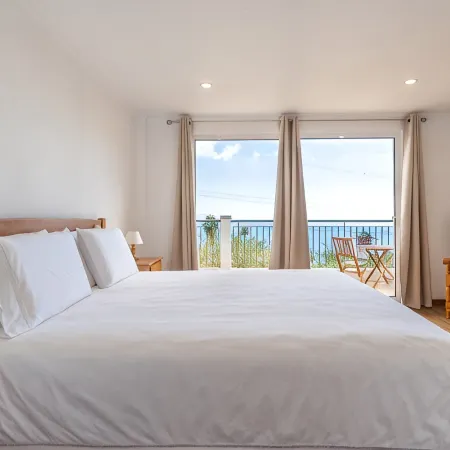 Casa Bianca, Magnificent views of the sea and mountains Отели в г. Эштрейту-да-Кальета