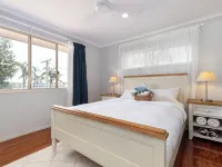 Lovely Waterfront Beach House, Pet-Friendly Hotels in Buddina