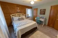 Private Pool🏊‍♂️ Hot Tub⛱ Walk or Bike to Beach🌊Soundview, Privacy Fence - โฮมสเตย์