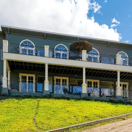 Exquisite pet friendly home, 5 blks from Gondola with stunning views!!