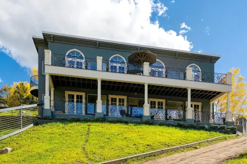 Exquisite pet friendly home, 5 blks from Gondola with stunning views!!