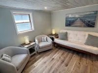 Adorable beach house - 5 min walk to private beach Hotels in Wareham