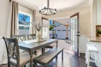 *Family Getaways* Charming Pool Home by Downtown - 3성급