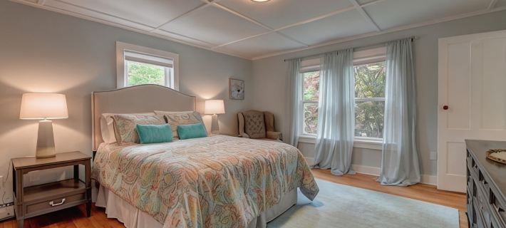 Colonial House, w/Yard,7min walk to Downtown Lenox Ξενοδοχεία στην πόλη Lenox