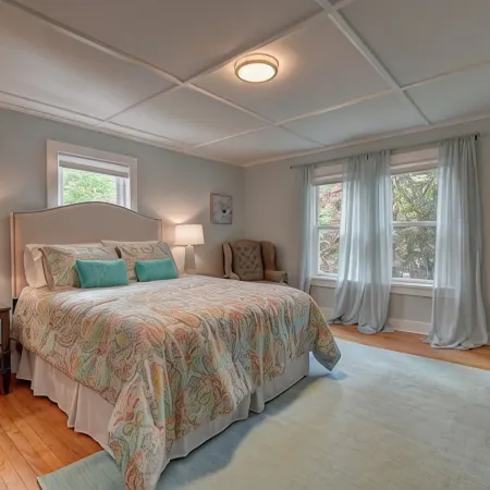 Colonial House, w/Yard,7min walk to Downtown Lenox