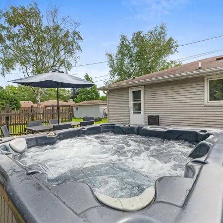 Lombardi's Lodge: 4BR Home 5min Walk to Lambeau