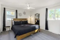 Enjoy the Hot Tub and Gas Fire Pit in This 5 Bedroom 2.5 Bath House