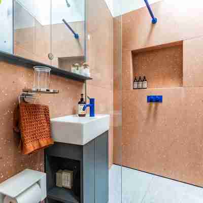 Hip Modern Studio in serene central Bellevue with AC, WiFi, Kitchen, TV Rooms