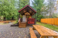 Trout Corner: Forks, WA Tiny Home Base - balcony