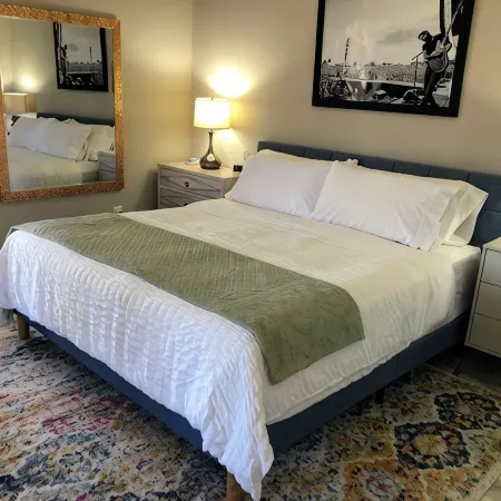 Artistic Retreat - Walk Downtown, Sparkling Clean!