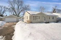 Minutes From Mall Of America and Airport -Single family quiet non through street