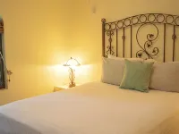 Private suite 102 with beautiful gardens, shared pool and BBQ area! Hotels in Dominical