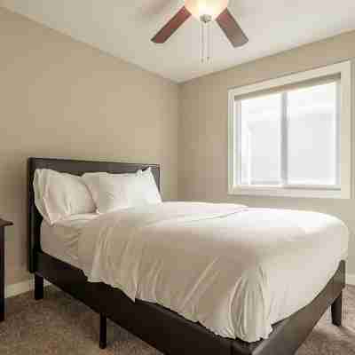 House on a Hill: 3Bdrm with Private Playground & New Appliances Rooms