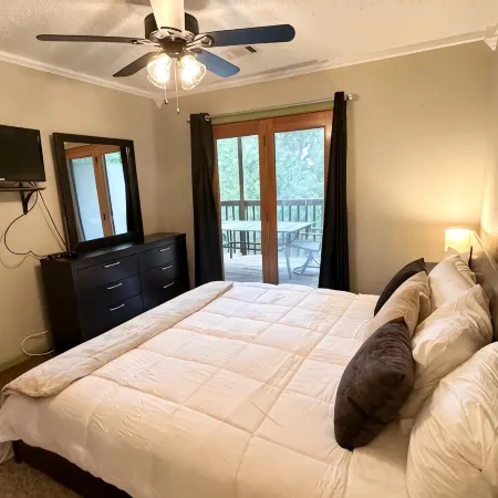 Hilltop WALK-IN Condo with Massage Chair Close to SDC