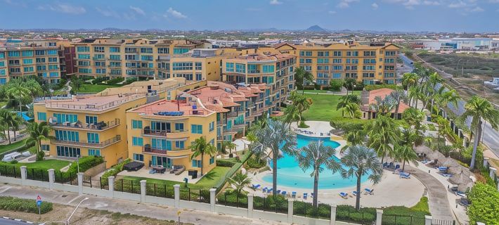 Oceania 4 bed 3 bath ocean view. Beachfront luxury, stunning Eagle Beach views Hoteles en Playa de Eagle