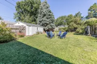 Modern Bungalow: spacious 3BR home near downtown Champaign & campus
