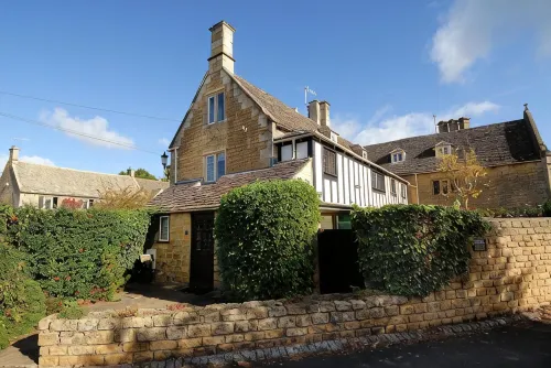 Cloisters Cottage in Bourton-on-the-water With Off Road Park For Two Cars - Homestays
