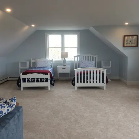 WALK TO VILLAGE LOCATION, NEW POOL, FAMILY COMPOUND!