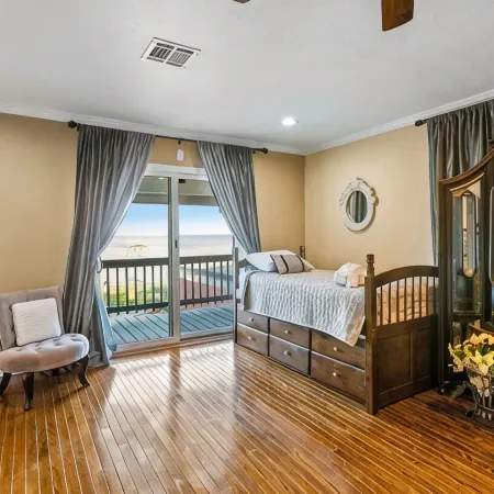 Paradise HomeSpacious 5-Bedroom House Sleeping 14,Heated Pool in Lovely Bacliff