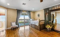 Paradise HomeSpacious 5-Bedroom House Sleeping 14,Heated Pool in Lovely Bacliff - Homestays