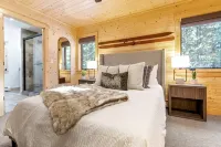 Modern A-Frame~ 9min Sunday River! HotTub! FirePit! Arcade Games! Slps 12 - Hytter