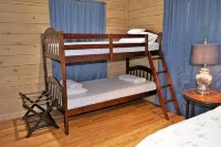 Secluded, peaceful Coastal Log Cabin with hot tub. - 3성급
