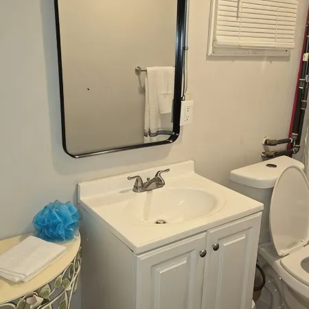 Carriage House by CMU - Lower Condo - Kitchen, King Bed, 70" TV Fast WiFi & AC Hotels in Howard County