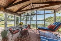 Sunset Lake House w Hot Tub, 4 fireplaces & kids bunkroom! - Homestays