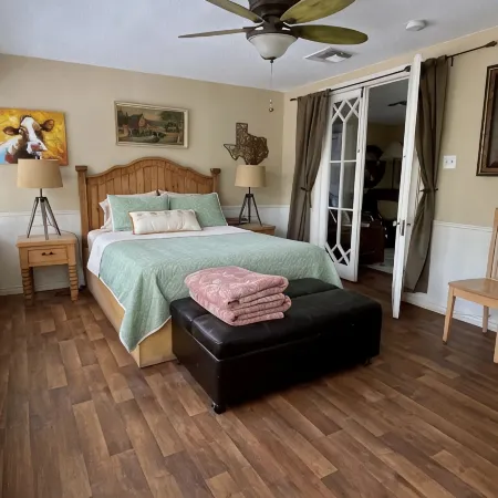 Frio River House + Bunkhouse, Private Volleyball Pool, Pavilion, Riverfront!