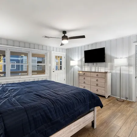 Edgewater Retreat - 3Bed/2Bath Condo w/ Deck Overlooking the Bay & Parking