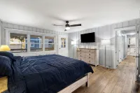 Edgewater Retreat - 3Bed/2Bath Condo w/ Deck Overlooking the Bay & Parking - 4 ดาว