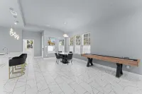 Spacious 4-bedroom house in fabulous Dallas with WiFi, AC - Bungalows