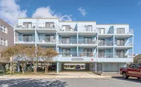 Newly Renovated Condo! Ocean View, Steps to beach, pool, private balcony,A/C - Boutique