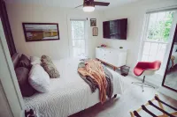 That Place on 6th Street close to downtown, beaches, & private backyard - 4-Star