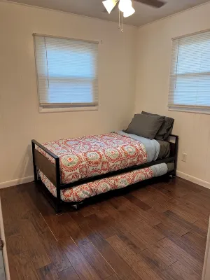 Family Friendly Lake View Home. Only steps away from Houghton Lake. - Wifi